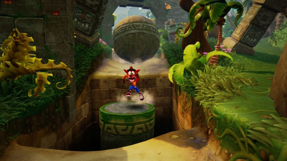 Crash Bandicoot springer från en stenbumling.